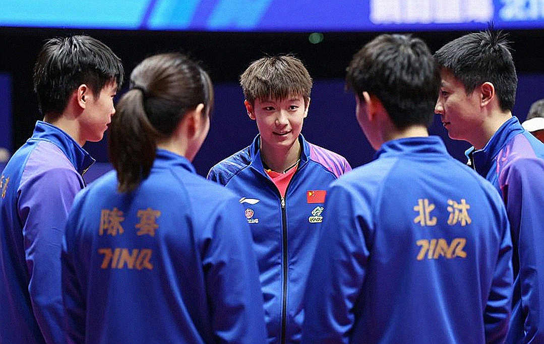 Tấm huy chương vàng cầu mây ASIAD và tờ giấy bốn mươi tám tháng