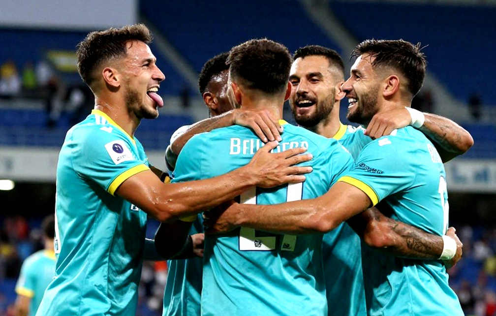 Bóng đá Việt Nam sau chức vô địch ASEAN: đội tuyển tiến, V.League chững lại