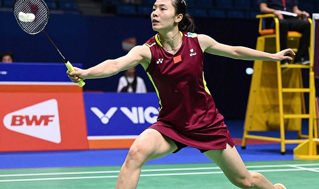 Sân Trống, Bảng Điểm Trống: Nghề Viết Cầu Lông Và Kỷ Luật Của Sự Chờ Đợi