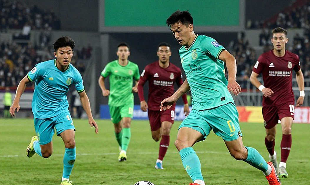 Việt Anh's Empty Seat and a Flight Without Rest: CLB CAHN Enter the ASEAN Champions Cup on Tired Legs