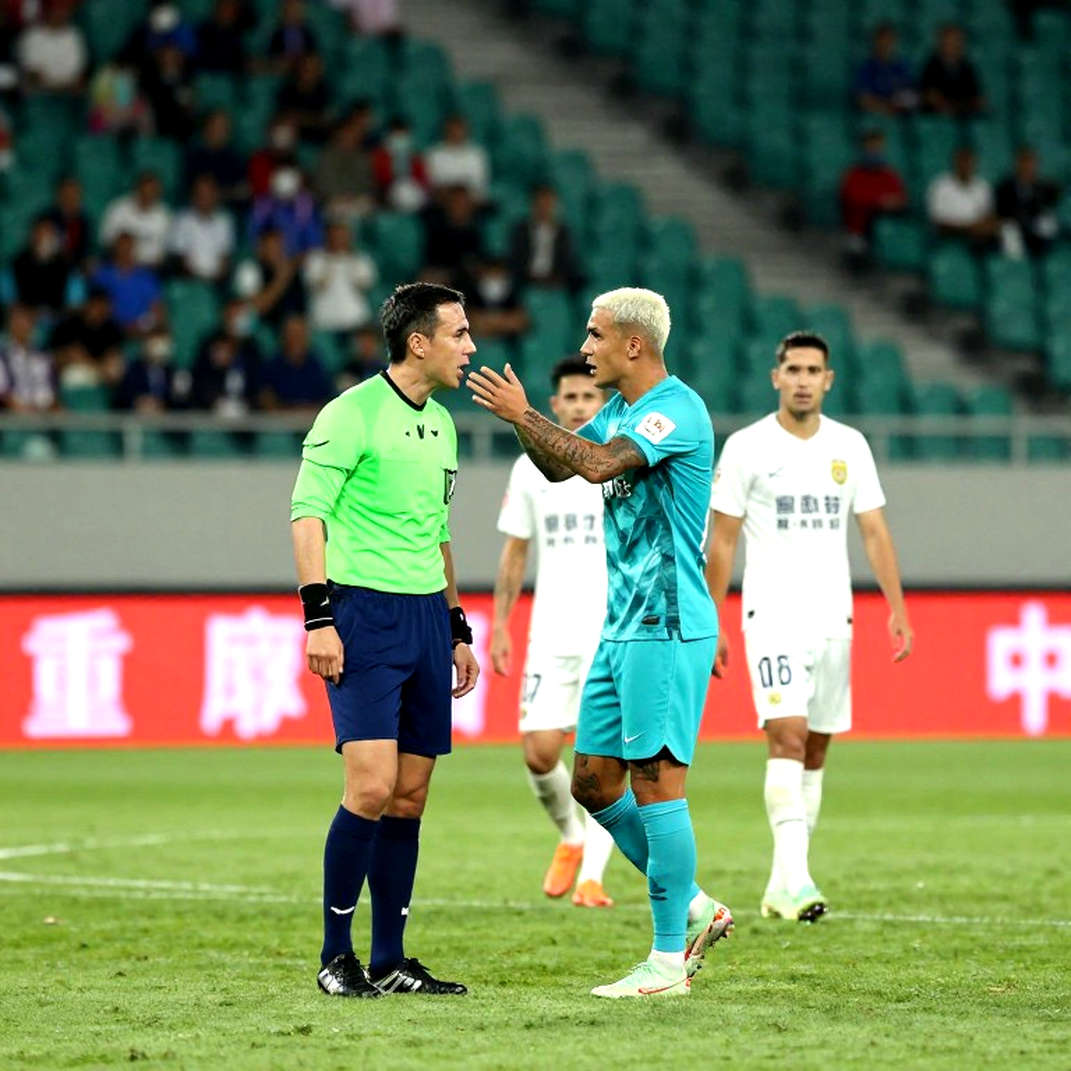 Kỳ chuyển nhượng V.League: bảng mã 47 tình huống và mét chạy mà bảng thống kê bỏ quên